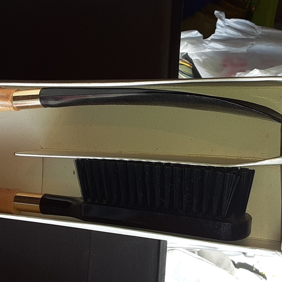 DELUXE WALL PLAQUE BRUSH & SHOEHORN NEW IN PACKAGE - Picture 5 of 5